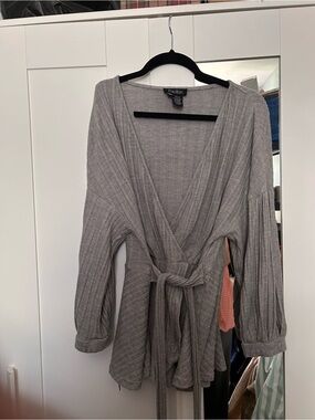 Papillon Blanc Gray Ribbed Wrap Shirt